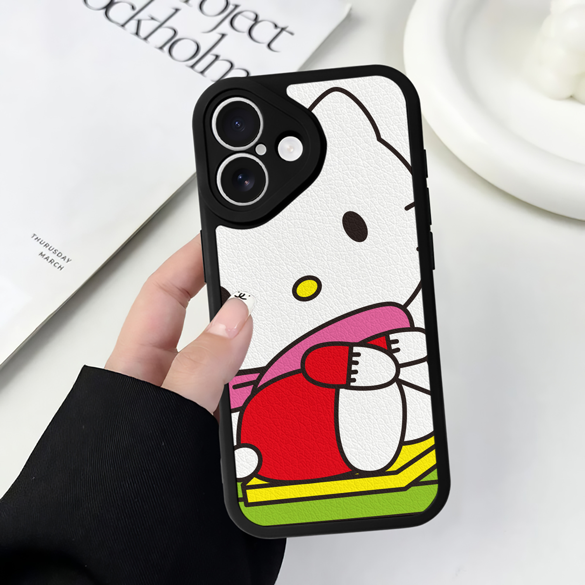 （画像用） Hello Kitty ハローキティ 【iPhone 16シリーズ対応】シリコンスマホケース（レザー調） 材質：シリコン